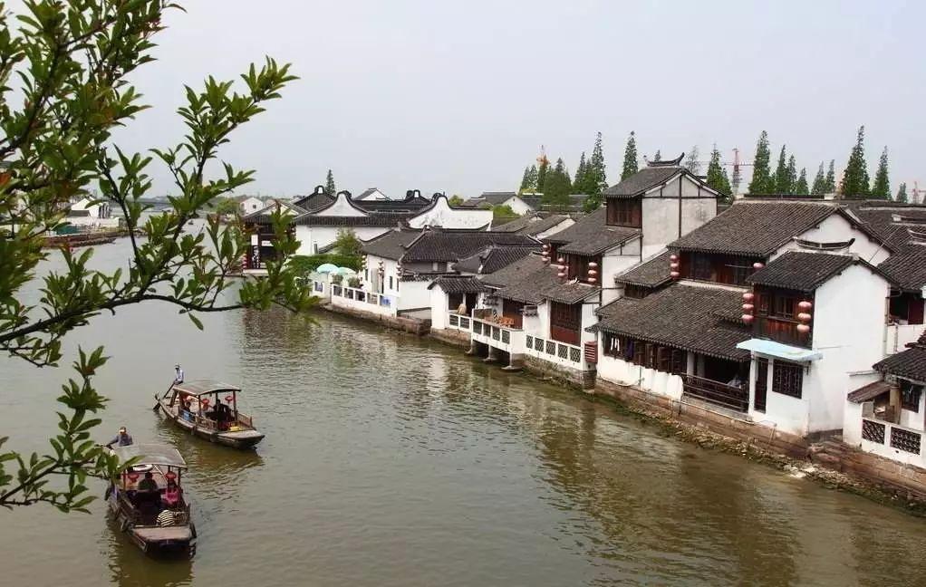 网约车司机梁思渊：用服务擦亮城市新名片